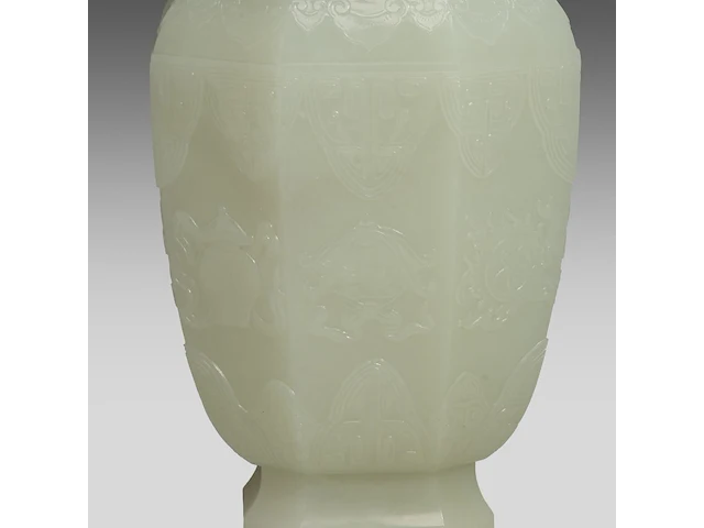 A large chinese jade carving of a lidded vase, republic period, fitted on a wooden base, total h 30,5 cm - afbeelding 8 van  9