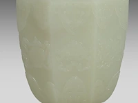 A large chinese jade carving of a lidded vase, republic period, fitted on a wooden base, total h 30,5 cm - afbeelding 8 van  9