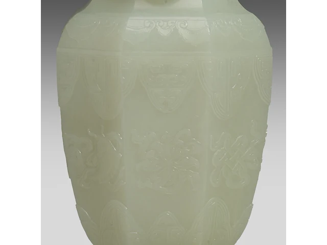 A large chinese jade carving of a lidded vase, republic period, fitted on a wooden base, total h 30,5 cm - afbeelding 9 van  9