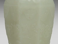 A large chinese jade carving of a lidded vase, republic period, fitted on a wooden base, total h 30,5 cm - afbeelding 9 van  9