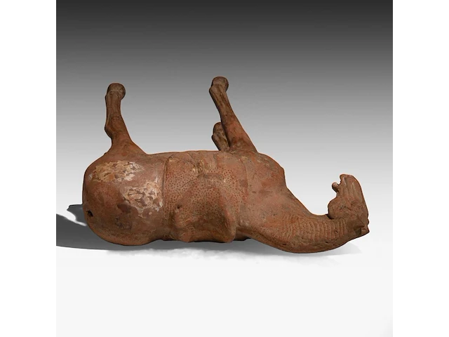 A large chinese pottery figure of a horse, tang dynasty, h 49,3 - l 44 cm (+) - afbeelding 2 van  11