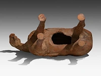 A large chinese pottery figure of a horse, tang dynasty, h 49,3 - l 44 cm (+) - afbeelding 3 van  11
