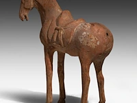 A large chinese pottery figure of a horse, tang dynasty, h 49,3 - l 44 cm (+) - afbeelding 5 van  11