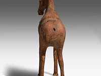 A large chinese pottery figure of a horse, tang dynasty, h 49,3 - l 44 cm (+) - afbeelding 6 van  11