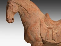 A large chinese pottery figure of a horse, tang dynasty, h 49,3 - l 44 cm (+) - afbeelding 11 van  11