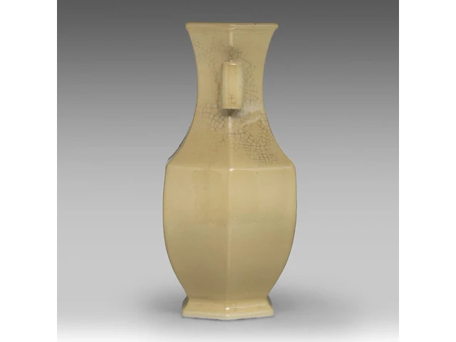 A large chinese yellow crackle-glazed hexagonal hu vase, with a qianlong mark, h 46 cm - afbeelding 3 van  7