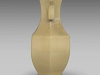 A large chinese yellow crackle-glazed hexagonal hu vase, with a qianlong mark, h 46 cm - afbeelding 3 van  7