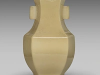 A large chinese yellow crackle-glazed hexagonal hu vase, with a qianlong mark, h 46 cm - afbeelding 4 van  7