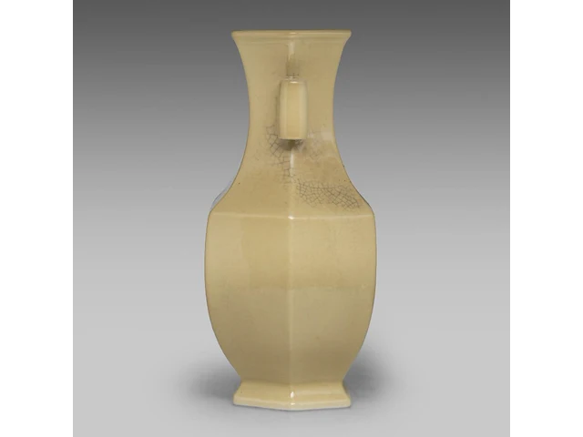 A large chinese yellow crackle-glazed hexagonal hu vase, with a qianlong mark, h 46 cm - afbeelding 5 van  7