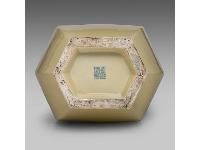 A large chinese yellow crackle-glazed hexagonal hu vase, with a qianlong mark, h 46 cm - afbeelding 7 van  7