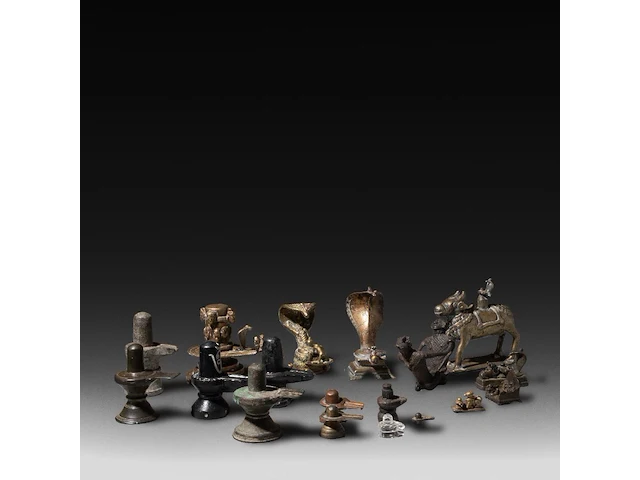 A large collection of bronze traditional indian lingams - afbeelding 1 van  7