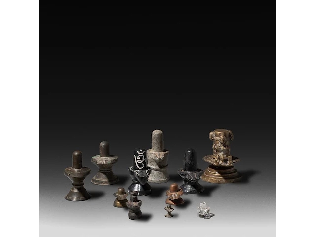 A large collection of bronze traditional indian lingams - afbeelding 2 van  7