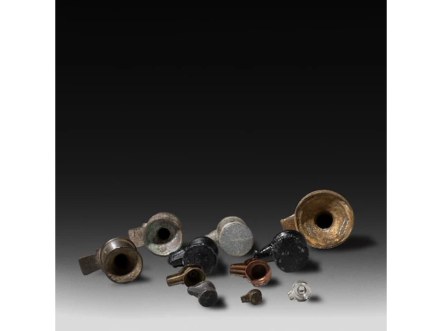 A large collection of bronze traditional indian lingams - afbeelding 3 van  7