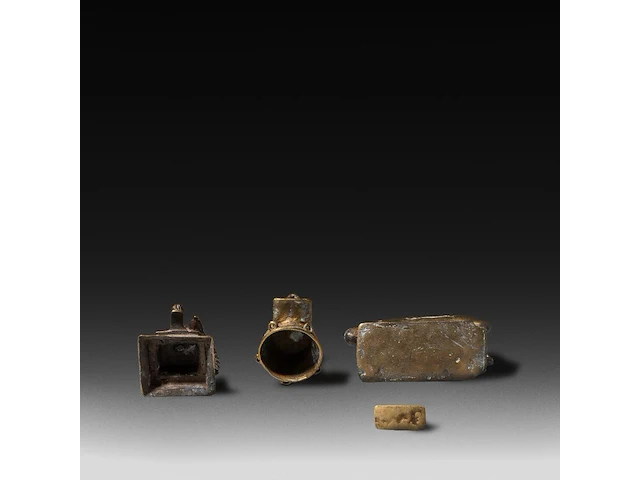A large collection of bronze traditional indian lingams - afbeelding 5 van  7