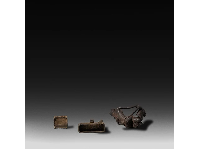A large collection of bronze traditional indian lingams - afbeelding 7 van  7