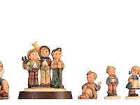 A large collection of ca. 80 hummel figurines - afbeelding 3 van  15