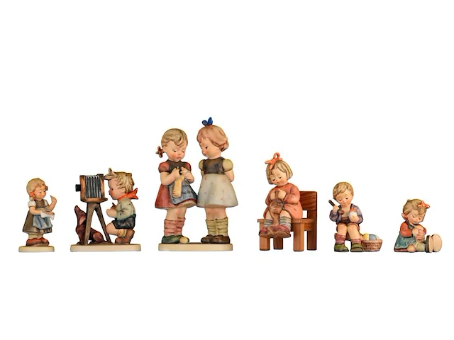A large collection of ca. 80 hummel figurines - afbeelding 11 van  15