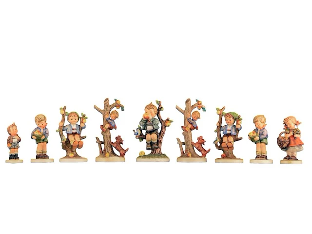 A large collection of ca. 80 hummel figurines - afbeelding 13 van  15