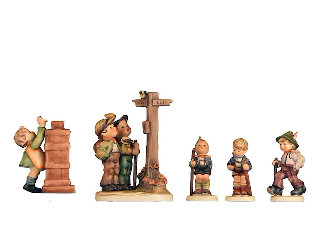 A large collection of ca. 80 hummel figurines - afbeelding 2 van  14