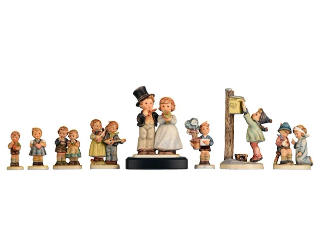 A large collection of ca. 80 hummel figurines - afbeelding 13 van  14