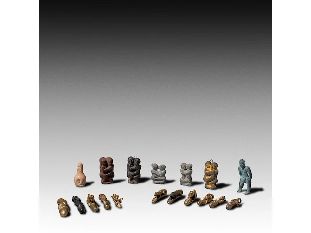 A large collection of small thai palad khik phallic amulets, h 6,5 cm (tallest) - afbeelding 1 van  5