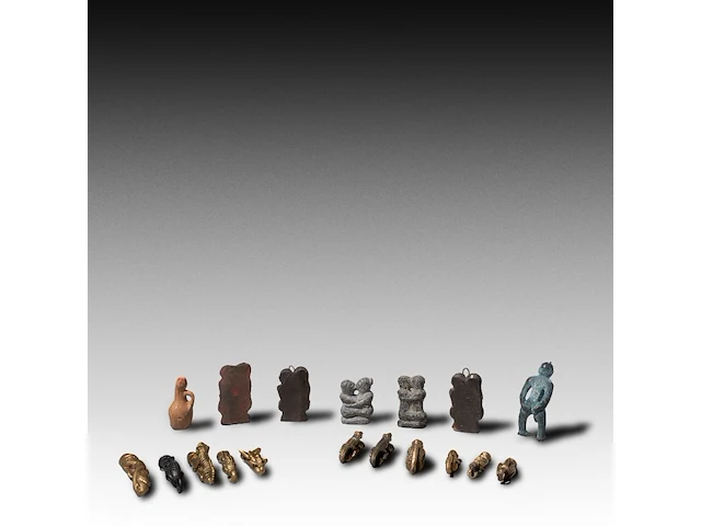 A large collection of small thai palad khik phallic amulets, h 6,5 cm (tallest) - afbeelding 2 van  5