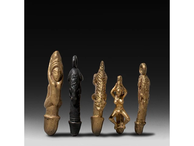 A large collection of small thai palad khik phallic amulets, h 6,5 cm (tallest) - afbeelding 4 van  5