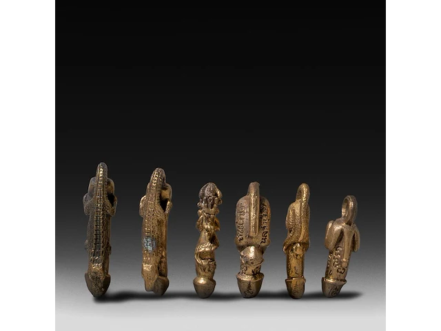 A large collection of small thai palad khik phallic amulets, h 6,5 cm (tallest) - afbeelding 5 van  5