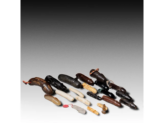 A large collection of thai palad khik phallic amulets, h 9,5 cm (tallest) - afbeelding 1 van  4