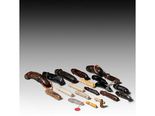 A large collection of thai palad khik phallic amulets, h 9,5 cm (tallest) - afbeelding 2 van  4
