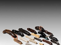 A large collection of thai palad khik phallic amulets, h 9,5 cm (tallest) - afbeelding 2 van  4