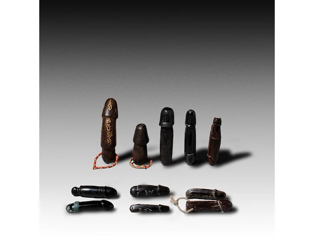 A large collection of thai palad khik phallic amulets, h 9,5 cm (tallest) - afbeelding 3 van  4