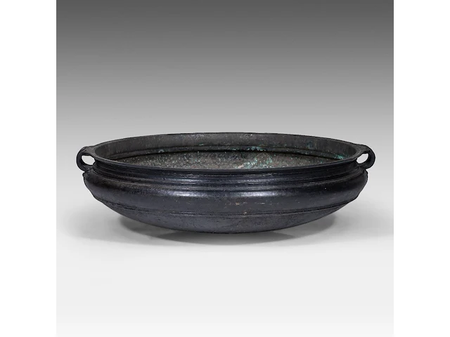 A large indian bronze urli temple bowl, 19thc, h 22 - ø 77 cm - afbeelding 1 van  8