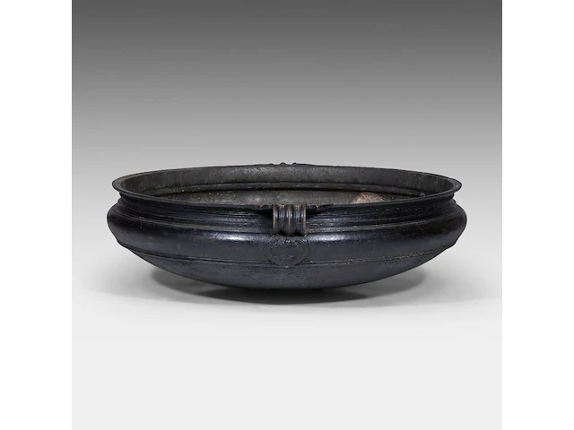 A large indian bronze urli temple bowl, 19thc, h 22 - ø 77 cm - afbeelding 2 van  8