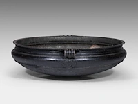 A large indian bronze urli temple bowl, 19thc, h 22 - ø 77 cm - afbeelding 2 van  8