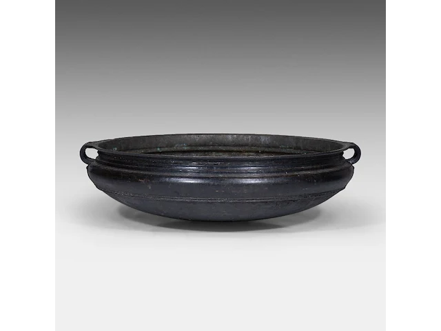 A large indian bronze urli temple bowl, 19thc, h 22 - ø 77 cm - afbeelding 3 van  8