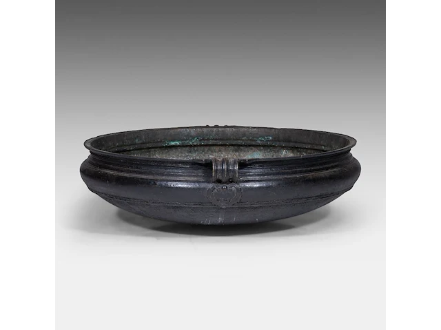A large indian bronze urli temple bowl, 19thc, h 22 - ø 77 cm - afbeelding 4 van  8