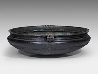 A large indian bronze urli temple bowl, 19thc, h 22 - ø 77 cm - afbeelding 4 van  8