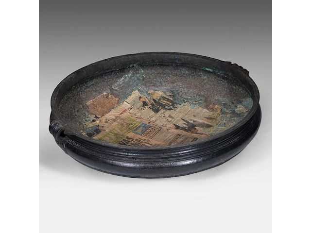A large indian bronze urli temple bowl, 19thc, h 22 - ø 77 cm - afbeelding 8 van  8