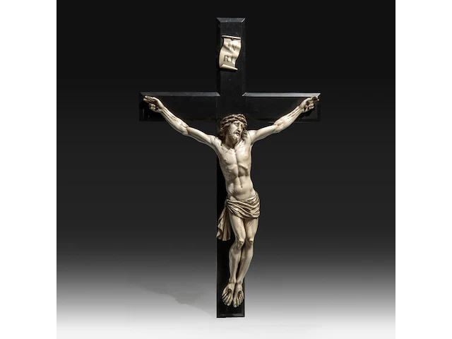 A large ivory corpus christi, 19thc, total h 86 cm - ivory h 63 cm - total weight 4,3 kg (+) - afbeelding 1 van  6