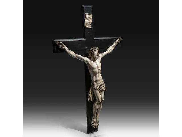 A large ivory corpus christi, 19thc, total h 86 cm - ivory h 63 cm - total weight 4,3 kg (+) - afbeelding 2 van  6