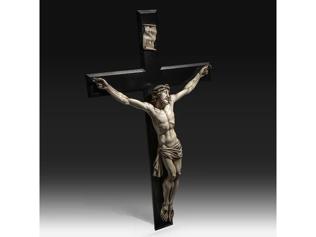 A large ivory corpus christi, 19thc, total h 86 cm - ivory h 63 cm - total weight 4,3 kg (+) - afbeelding 3 van  6