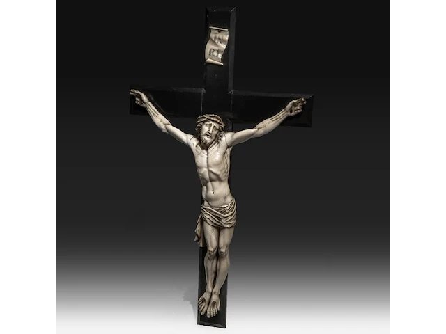 A large ivory corpus christi, 19thc, total h 86 cm - ivory h 63 cm - total weight 4,3 kg (+) - afbeelding 4 van  6