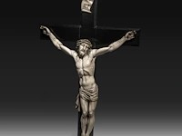 A large ivory corpus christi, 19thc, total h 86 cm - ivory h 63 cm - total weight 4,3 kg (+) - afbeelding 4 van  6