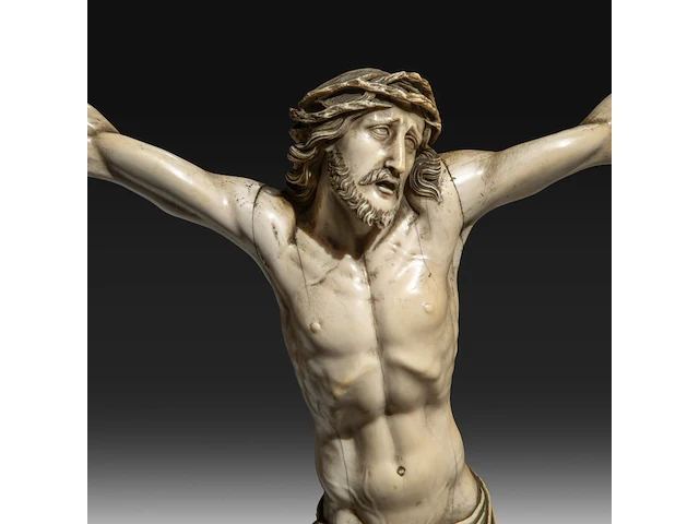A large ivory corpus christi, 19thc, total h 86 cm - ivory h 63 cm - total weight 4,3 kg (+) - afbeelding 5 van  6