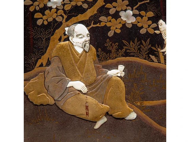 A large japanese black and gold lacquered panel with shibayama inlay of ivory and mother-of-pearl depicting a man resting under a tree being offered a fish by a passing salesman, meiji/taisho period (early 20thc), frame - afbeelding 2 van  10