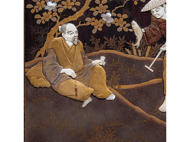 A large japanese black and gold lacquered panel with shibayama inlay of ivory and mother-of-pearl depicting a man resting under a tree being offered a fish by a passing salesman, meiji/taisho period (early 20thc), frame - afbeelding 5 van  10
