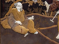 A large japanese black and gold lacquered panel with shibayama inlay of ivory and mother-of-pearl depicting a man resting under a tree being offered a fish by a passing salesman, meiji/taisho period (early 20thc), frame - afbeelding 5 van  10