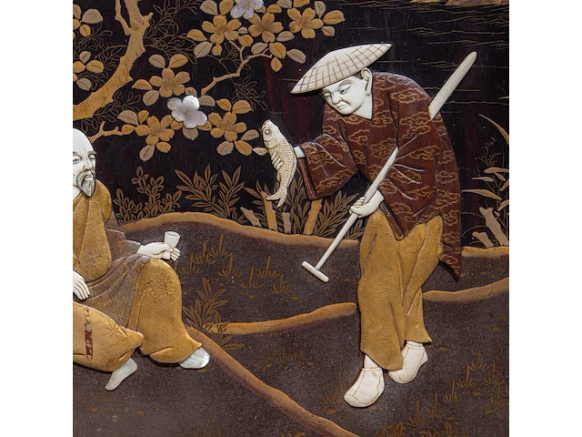 A large japanese black and gold lacquered panel with shibayama inlay of ivory and mother-of-pearl depicting a man resting under a tree being offered a fish by a passing salesman, meiji/taisho period (early 20thc), frame - afbeelding 6 van  10