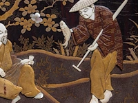 A large japanese black and gold lacquered panel with shibayama inlay of ivory and mother-of-pearl depicting a man resting under a tree being offered a fish by a passing salesman, meiji/taisho period (early 20thc), frame - afbeelding 6 van  10